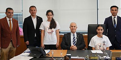 Başkan Özçelik koltuğunu Karsu'ya devretti