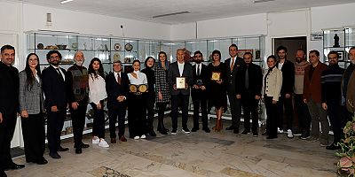 Başkan Özçelik tiyatro ekibiyle buluştu