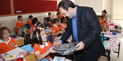 Başkan Özkan okullarda çanta ve kırtasiye malzemesi dağıtımı yaptı 