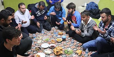 Başkan Özkan üniversiteli öğrencilerle sahurda bir araya geldi