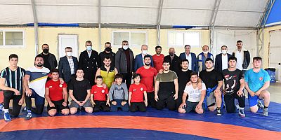 Başkan Şahin'den güreşçilere ziyaret