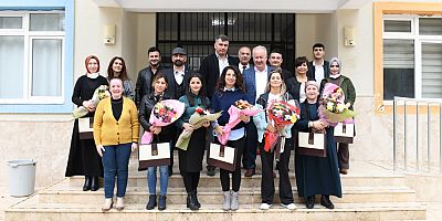 Başkan Şahin'den öğretmenlere çiçek