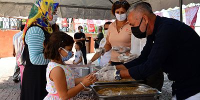 Başkan Sözen aşure dağıttı