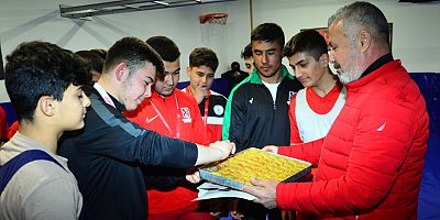 Başkan Sözen'den genç güreşçilere baklavalı motivasyon