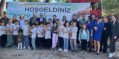 Başkan Topaloğlu çocuklarla fidan dikti