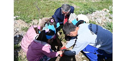 Başkan Topaloğlu çocuklarla fidan dikti