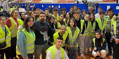 Başkan Topaloğlu depremzedeler için gönüllü çalışan gençlerle bir araya geldi