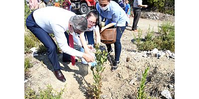 Başkan Topaloğlu down sendromlu çocuklarla diktikleri fidanları suladı
