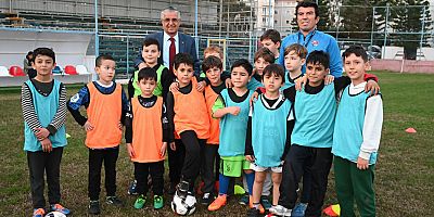 Başkan Topaloğlu, geleceğin futbolcularıyla bir araya geldi