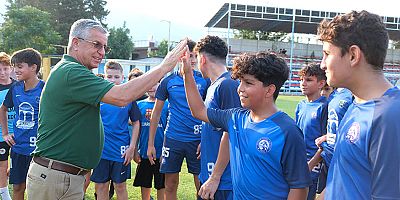 Başkan Topaloğlu geleceğin futbolcularıyla bir araya geldi
