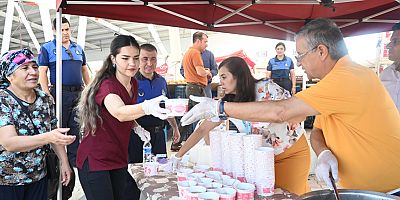 Başkan Topaloğlu, Kuzdere'de vatandaşlara aşure dağıttı