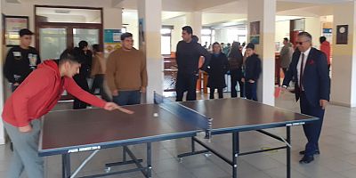 Başkan Topaloğlu, lise öğrencileriyle masa tenisi oynadı