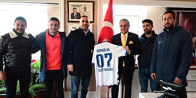 Başkan Topaloğlu’na forma hediyesi