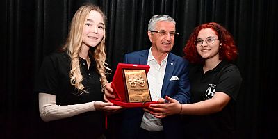 Başkan Topaloğlu’na plaket