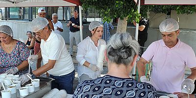 Başkan Topaloğlu’ndan aşure ikramı 