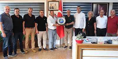 Başkan Topaloğlu’ndan Barış’a plaket 