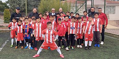 Başkan Topaloğlu’ndan geleceğin futbolcularına baklava jesti 