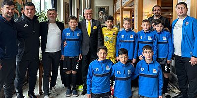 Başkan Topaloğlu’ndan geleceğin futbolcularına ziyaret 