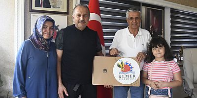 Başkan Topaloğlu'ndan Hacettepe Tarih öğrencisine bilgisayar hediyesi