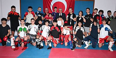 Başkan Topaloğlu’ndan kick boks sporcularına ziyaret