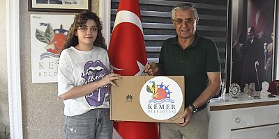 Başkan Topaloğlu'ndan öğrencilere bilgisayar ve telefon hediyesi