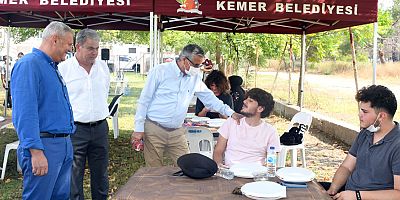 Başkan Topaloğlu'ndan öğrencilere moral kahvaltısı