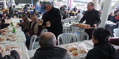Başkan Topaloğlu’ndan pazar esnafına çorba ikramı 