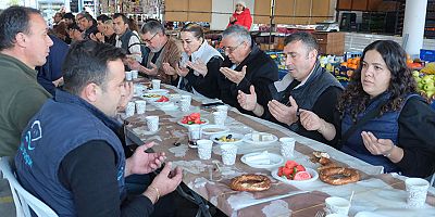 Başkan Topaloğlu’ndan Pazar esnafına kahvaltı