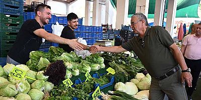 Başkan Topaloğlu’ndan pazar esnafına ziyaret 