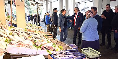 Başkan Topaloğlu’ndan pazar esnafına ziyaret