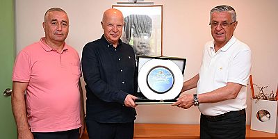 Başkan Topaloğlu’ndan Yaşam Hastanesi’ne teşekkür plaketi