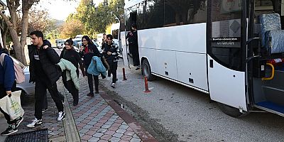 Başkan Topaloğlu: “Öğrencilerimizi ücretsiz taşımaya devam ediyoruz.”