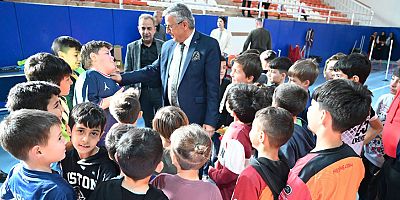 Başkan Topaloğlu, Spor Salonu’nda öğrencileri ziyaret etti
