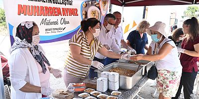Başkan Topaloğlu vatandaşlara aşure dağıttı