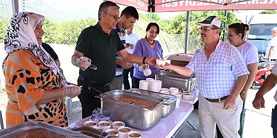Başkan Topaloğlu vatandaşlara aşure ikram etti