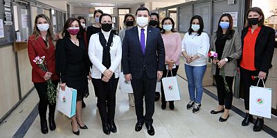 Başkan Tütüncü’den kadın personellere karanfil