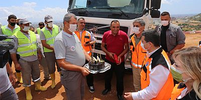 Başkan Tütüncü’ye, belediye işçilerinden doğum günü sürprizi