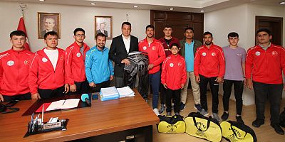 Başkan Ulutaş’tan güreşçilere kispet