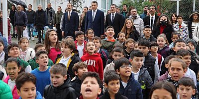 Başkan Ulutaş yarıyıl tatile giren öğrencilere karne dağıttı