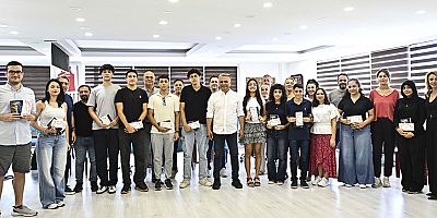 Başkan Uysal başarılı öğrencileri hediye çekiyle ödüllendirdi
