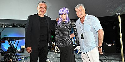 Başkan Uysal, insansı robot Desdemona’yla Antalya'nın geleceğini konuştu