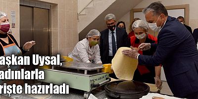 Başkan Uysal, kadınlarla erişte hazırladı