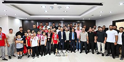 Başkan Uysal Muratpaşa Belediyespor güreşçileriyle bir araya geldi