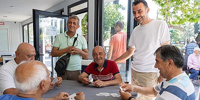 Başkan Vekili Çiçek, Emekli Kahvesi'ni ziyaret etti