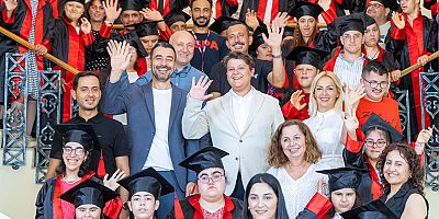 Başkan Vekili Çiçek, Engelsiz Yaşam Merkezi öğrencilerinin mezuniyet coşkusuna ortak oldu