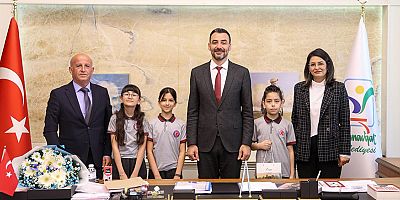 Başkan Vekili Çiçek koltuğunu çocuklara devretti