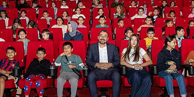 Başkan Vekili Çiçek'ten çocuklara sinema sürprizi