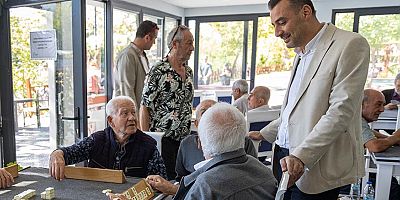 Başkan Vekili Çiçek'ten Emekli Kahvesi ve Esnaf ziyareti