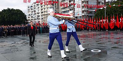 Başkan Vekili Özdemir Atatürk Anıtı’na çelenk sundu 