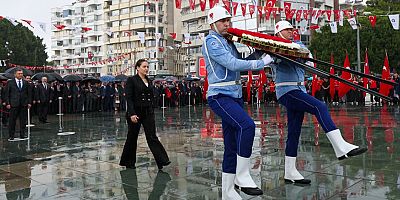 Başkan Vekili Özdemir çelenk sunma törenine katıldı